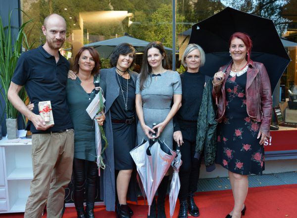 Mitorganisatoren Benjamin Meyer und Barbara Öhe-Kirchner mit den Models Manuela Brotzge, Conny Franz, Sandra Mersek und Monika Willam. Marion Hofer (6)