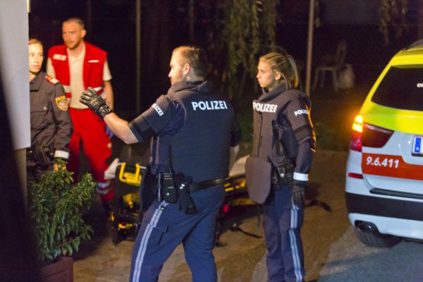 Nachbarn hatten die Einsatzkräfte gerufen. Vor dem Angriff hatte es Polizeiangaben zufolge keinen Streit gegeben. Mathis Fotografie