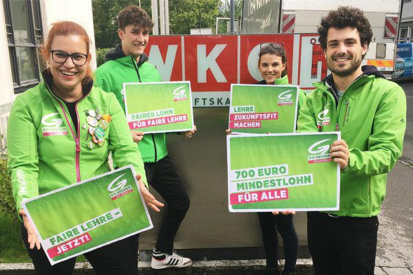 Nina Tomaselli und Julian Schmid präsentieren vor der Wirtschaftskammer ihre Forderungen für die Lehrlingsausbildung.  GRÜNE
