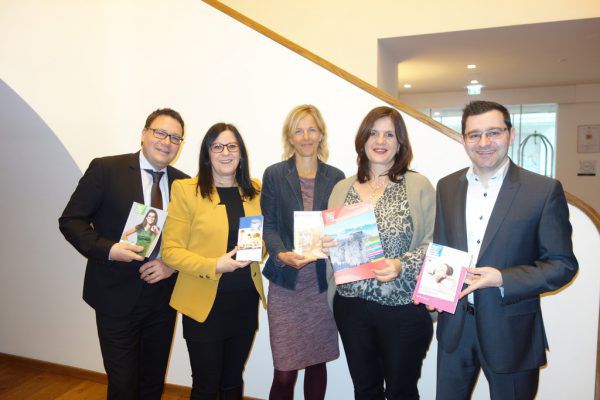 Obmann Stefan Fischnaller, Elisabeth Schwald, Silke Kromer, Bernadette Madlener und Michael Grabher. Volkshochschulen Vorarlberg