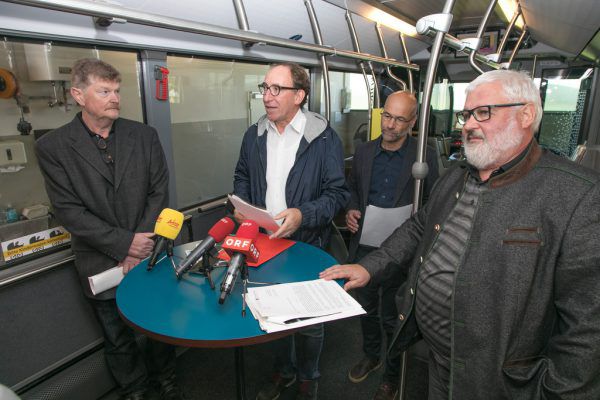 Pressekonferenz im Bus: Artur Sottopietra (Umweltinstitut), Johannes Rauch, Alfred Herburger (Geschäftsführer Niggbus) und Reinhard Bösch (Abteilung Natur- und Umweltschutz/v.l.n.r.).
