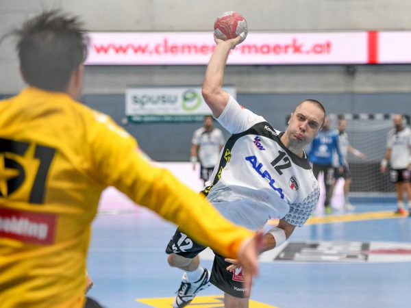 Im Supercup spielte Risto Arnaudovski für die Harder – gestern besuchten ihn seine Kollegen im Krankenhaus (kleines Bild). Gepa/Lerch