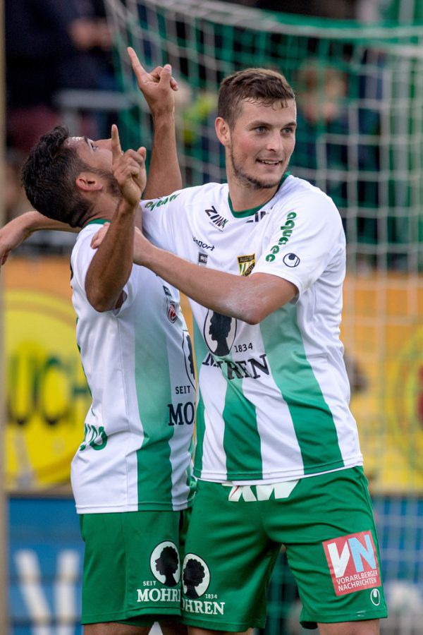 Ronivaldo (l.) erzielte beim 5:0-Sieg der Austria gegen den FAC einen lupenreinen Hattrick. Chris­topher Drazan glänzte mit drei Assists.   GEPA