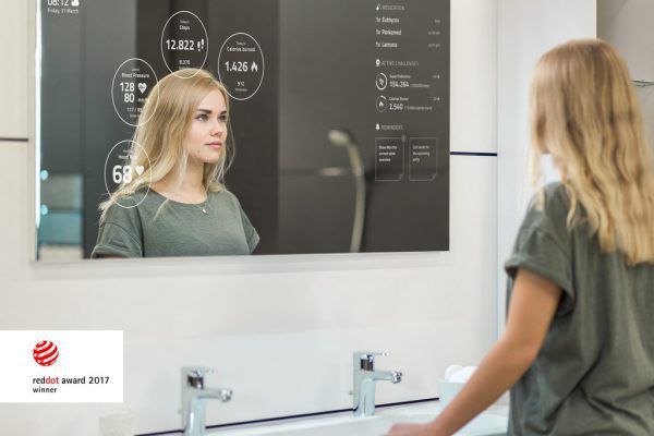 Studenten entwickelten Siegerprojekt: ein personalisiertes Dashboard, das in einen Spiegel integriert ist. FH Vorarlberg