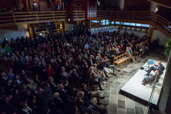 Wie üblich ist der Saal in der Neuen Kirche Lech gut gefüllt. Kleines Bild: Konrad Paul Liessmann und Michael Köhlmeier (v.l.).  Florian Lechner(2)