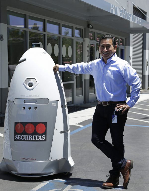William Santana Li mit seinem Roboter K5.AP/Margot (3)