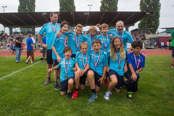 Zwei Erfolge des SK Brederis der jüngeren Vergangenheit. Die Kampfmannschaft jubelte 2016 über den Titel in der 1. Landesklasse (l.). Die U12 sicherte sich im Juni den Titel Gruppe F. Steurer, Verein