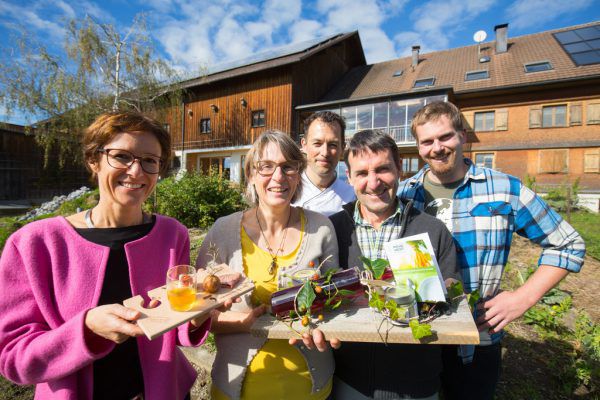 Angelika Stöckler neben den Gastgebern Agathe und Karl Lingenhel. Alex Kowarc (hinten) kredenzte Bio-Köstlichkeiten mit Produkten aus der ansässigen Landwirtschaft.