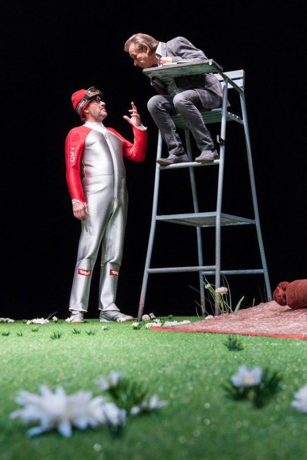 Bernd Sracnik, Michaela Spänle, Hubert Dragaschnig (v.l.) setzten den Humor in Mörths Stück perfekt um. Die Skischanze mit Kunstrasen (linkes kleines Bild) war ein Highlight des Bühnenbilds von Mandy Hanke.  Dietmar Stiplovsek (3)