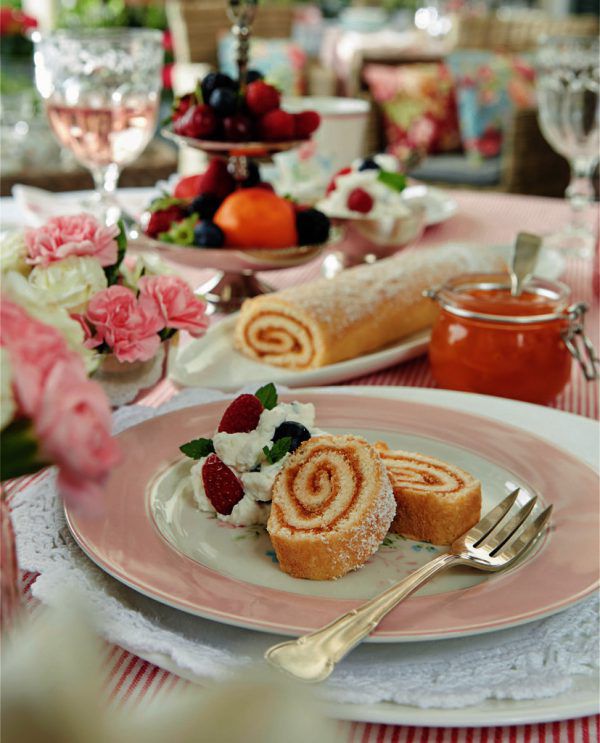 Das Auge isst mit: Kleine Marillenroulade.