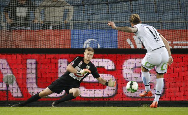 Der Anfang vom Ende: Dmitrovic war am Elfmeter von Zulj zwar dran, konnte ihn aber nicht parieren. GEPA (5)
