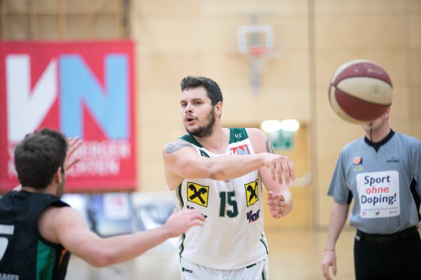 Der spanische Center Toni Vicens ist angeschlagen. Sams