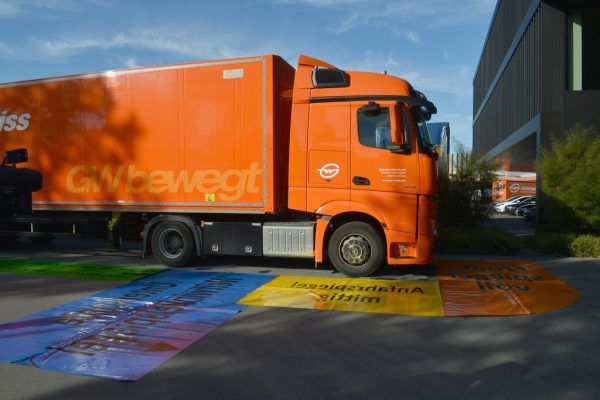 Der Spiegeleinstellteppich wurde am Parkplatz des Gebrüder-Weiss-Unternehmens in Lauterach präsentiert. Alexandra Serra/VLK