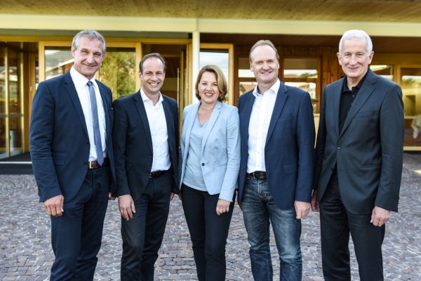 Bild oben: Im Juli 2016 waren Markus Linhart, Dieter Egger, Guido Flatz und Wilfried Berchtold (v.l.) noch Feuer und Flamme für das Projekt.Bild rechts: Bei der Sitzung in Schwarzenberg entschieden sich die Stadtvertreter aus Bregenz, Dornbirn, Hohenems und Feldkirch für den gemeinsamen Prozess. Udo Mittelberger