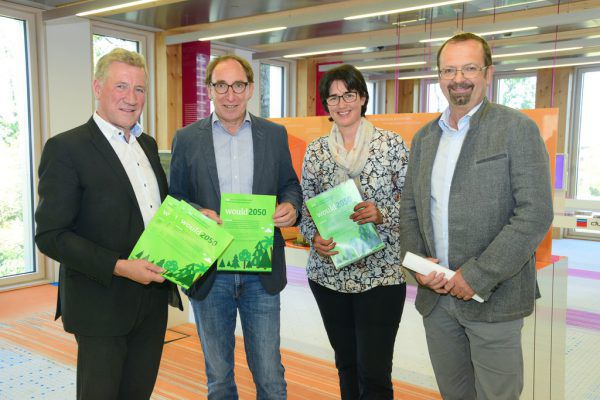 Die Landesräte Erich Schwärzler und Johannes Rauch, Konzeptentwicklerin Dorothee Glöckle, Bürgermeister Rainer Siegele (v.l.). VLK