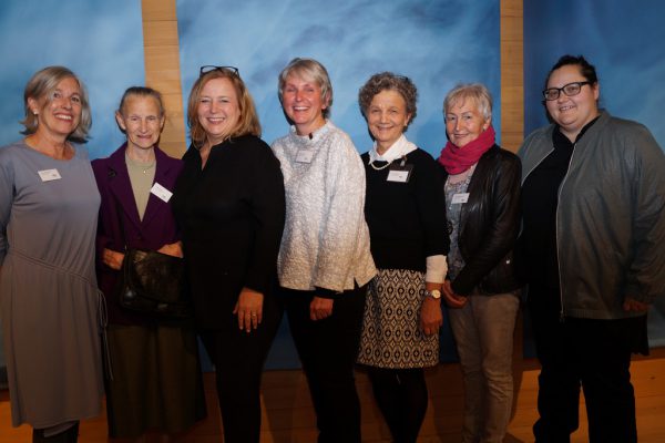 Direktorin Stefania Pitscheider-Soraperra (3.v.l.) und ihr Kulturvermittlerinnenteam Bernadette Fritz, Irma Eberle, Marion Maier, Lydia Hagspiel, Renate Nußbaumer und Cornelia Faißt (v.l.). Ritter (5)