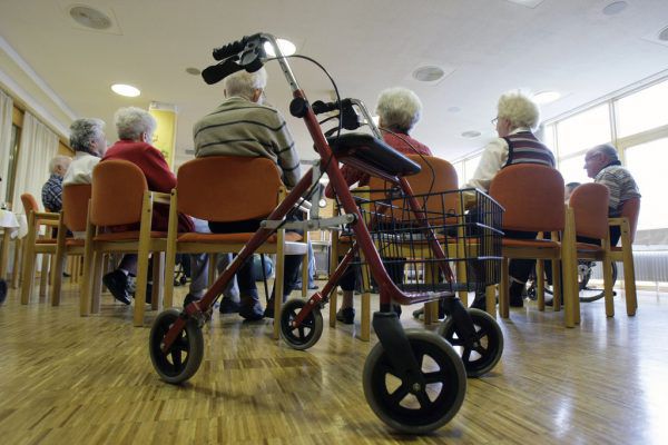 Durch den Wegfall des Pflegeregresses wird eine steigende Nachfrage nach Plätzen in Pflegeheimen erwartet. AP