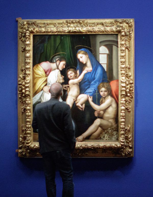 Ein Mann betrachtet das Bild „Madonna dell Impannata“. APA