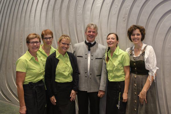 Elke Tschofen, Ursula Mangeng, Petra Stemer, Oswald Ganahl, Yvonne Tschuggmell und Christine Vergud (v.l.). patrick Säly