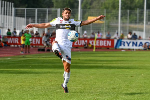 Emanuel Sakic wird aufgrund disziplinärer Verfehlungen demnächst kein Spiel mehr für die Profis machen. GEPA/Lerch