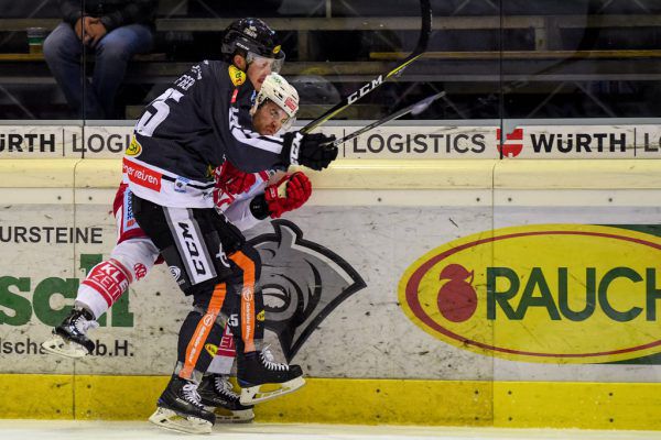 Fraser bei einem kompromisslosen Check gegen Neal vom KAC. GEPA/Lerch