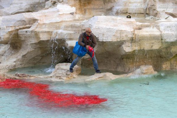 Graziano Cecchini schüttete Farbe in den Trevi-Brunnen in Rom und wurde festgenommen. AP