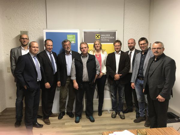 Gründungsversammlung mit Bürgermeister Andi Haid (r.). Kleinwalsertal Tourismus