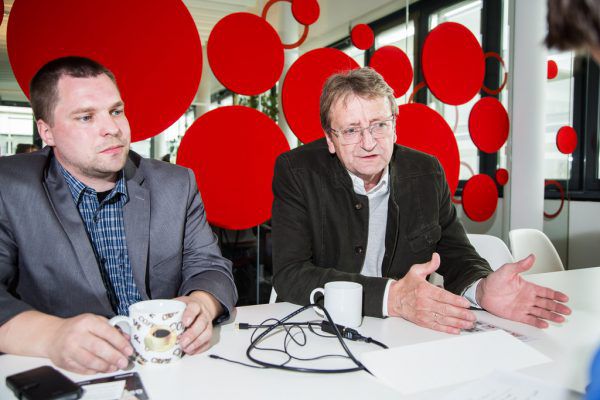Helmut Bitschnau (l.) und Dr. Karl Schnell von der Freien Liste Österreich (FLÖ) fordern mehr direkte Demokratie. Philipp Steurer