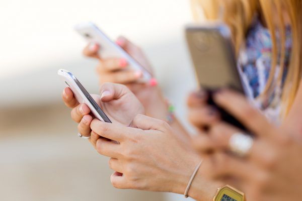Immer dabei und immer im Einsatz? Das Smartphone ist ein Alltagsgegenstand mit Suchtpotenzial. Shutterstock, Klaus Hartinger