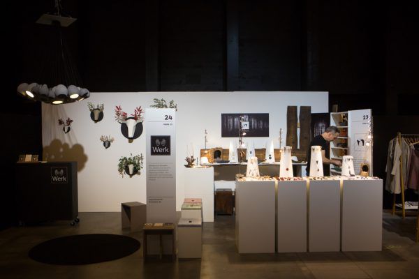 Klaudia Pförtsch und Gerda Golger von Rettl Mode (oben). Bild rechts: Eine Skulptur von Clémentine Bal. Klaus Hartinger