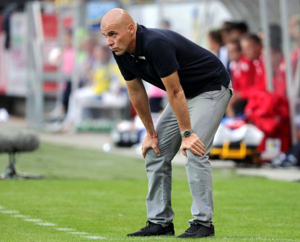 Klaus Schmidt in gewohnter Pose am Spielfeldrand. GEPA