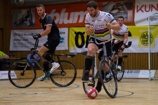 Markus Bröll (r.) und Patrick Schnetzer (hinten) geben weiter den Ton im heimischen Radballsport an. Philipp Steurer