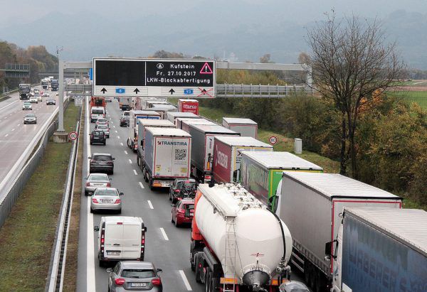 Nach dem Feiertag setzte sich die Lkw-Karawane wieder in Bewegung. DPA