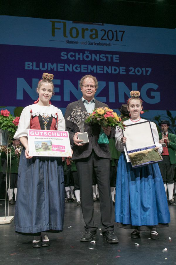 Nenzing wurde als schönste Blumengemeinde ausgezeichnet. Die Delegation um Bürgermeister Florian Kasseroler war entsprechend erfreut.