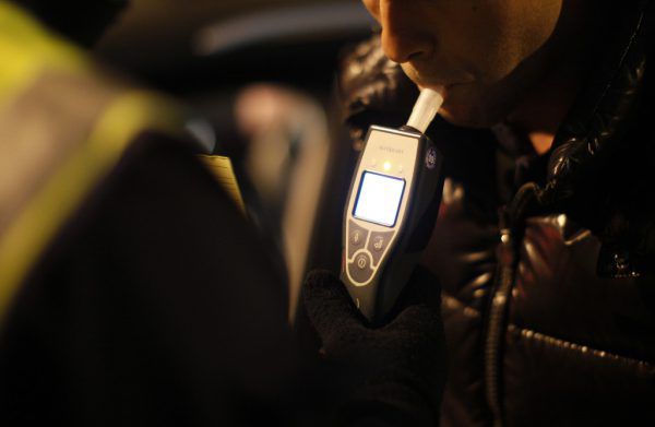 Einen Alkoholtest verweigerte der 36-jährige betrunken wirkende Mann. Symbolbild apa/Hochmuth