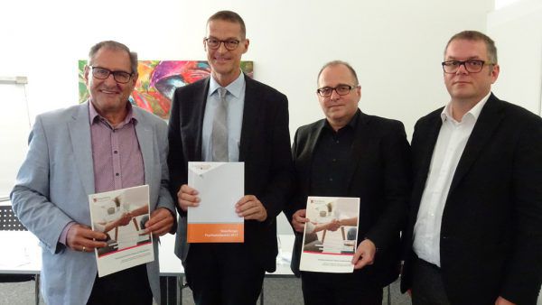 Primar a. D. Hans Concin, Landesrat Christian Bernhard, pro-mente-Geschäftsführer Elmar Weiskopf und Psychiatriekoordinator Joachim Hagleitner.  VLK/Gerhard Wirth