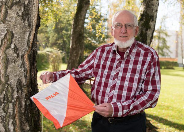 Richard Werner (kl. Bild) mit der Markierungsfahne für den Kontrollpunkt, die beim OL zum Einsatz kommt. Stiplovsek