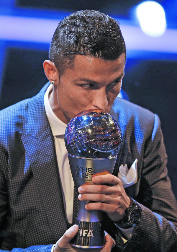 Ronaldo nimmt mit einem Küsschen die Trophäe in Empfang. AP