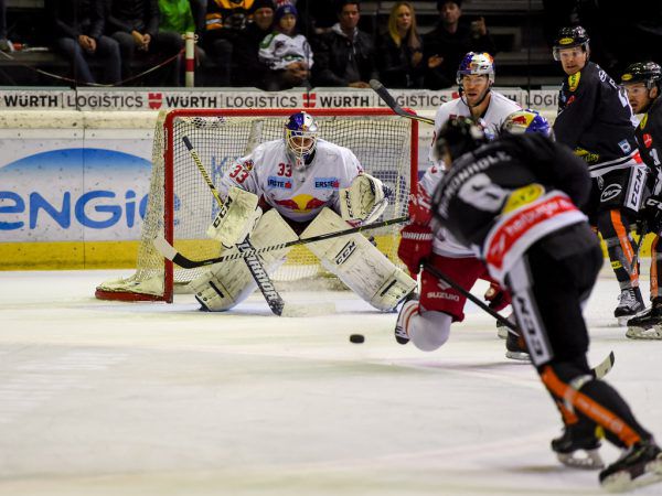 Sean McMonagle (Nummer 6) bereitete den zweiten Treffer von Matt Fraser (r.) per Schlagschuss vor. Gepa/Lerch
