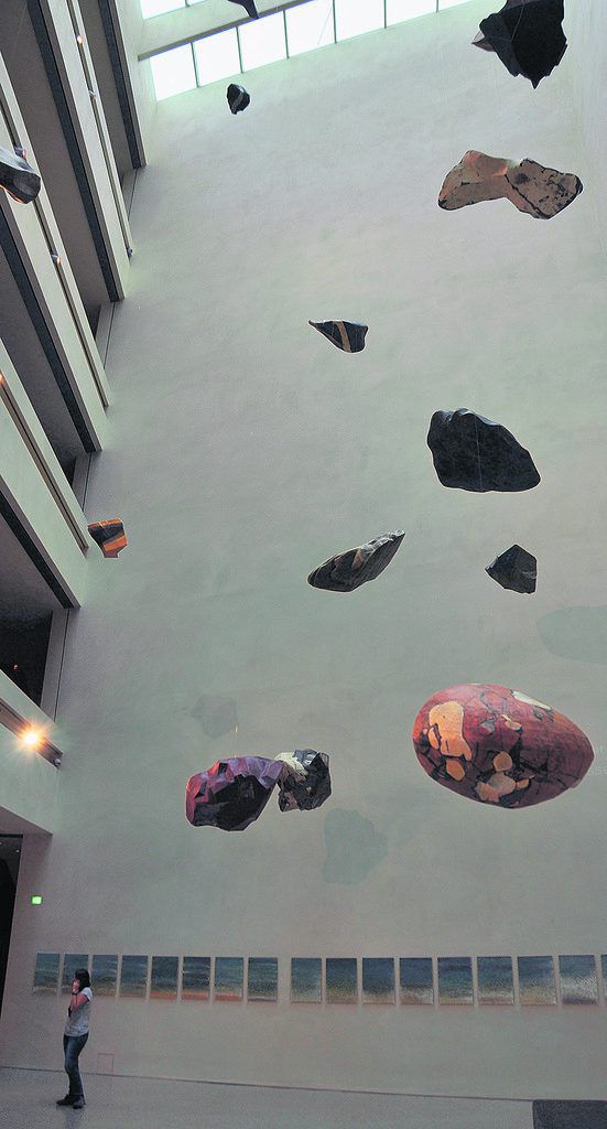 Täuschend echte Felsbrocken schweben im Atrium des vorarlberg museums. Wolfgang Ölz