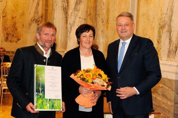 Walter und Marlies Steinhauser mit Andrä Rupprechter (v.l.). Landwirtschaftskammer