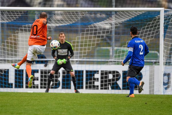 Admiras Ahmet Caner, hier im Duell mit Nenzing-Keeper Alexander Grass, ging leer aus. Die Dornbirner gewannen trotzdem 3:2. Oliver LERCH