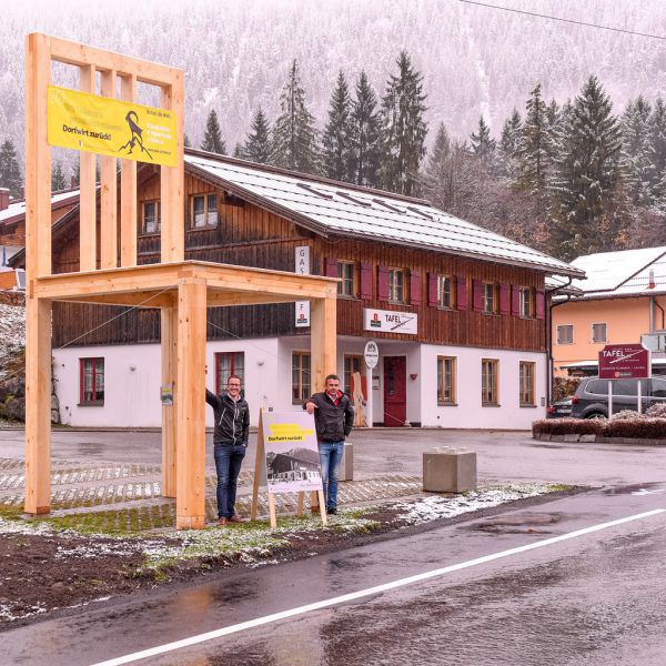 Am 23. Oktober wurde der große Holzstuhl vor dem Gasthaus „Tafelspitz“ vorgestellt.NEUE-Archiv