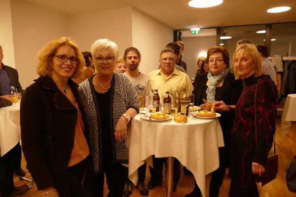 Angelika Radl-Walser (l.) hat die ersten Treffen gecoacht. Hier mit den neuen Bewohnern.