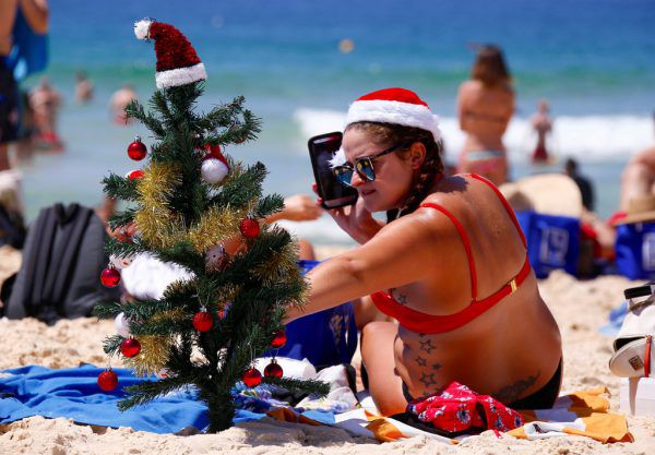 Auch am Strand kann offensichtlich Weihnachten gefeiert werden. reuters