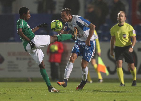 Auch Majeed Ashimeru (l.) bekam gegen kompakte Floridsdorfer keinen Zugriff auf das Spiel. Gepa