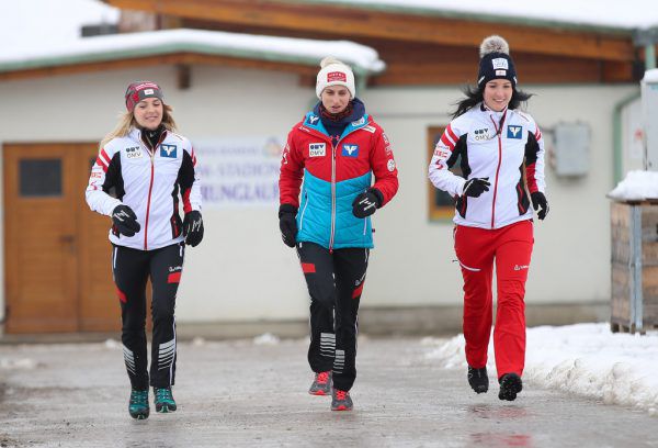 Aus dem Trio Chiara Hölzl, Eva Pinkelnig and Jacqueline Seifriedsberger (v.l.) ist nur Hölzl uneingeschränkt fit. Daniela Iraschko-Stolz kann noch gar nicht auf Schnee trainieren. GEPA