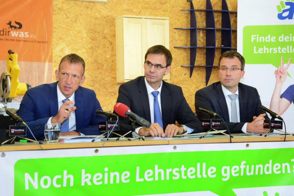 Bernhard Bereuter und Markus Wallner mit AMS-Vorstand Johannes Kopf (v.l.).