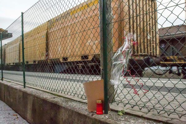 Blumen und eine Kerze am Bahnhof von Puch (Salzburg): Im Oktober 2017 wurde hier ein einjähriges Mädchen tödlich ­verletzt.  APA (2)