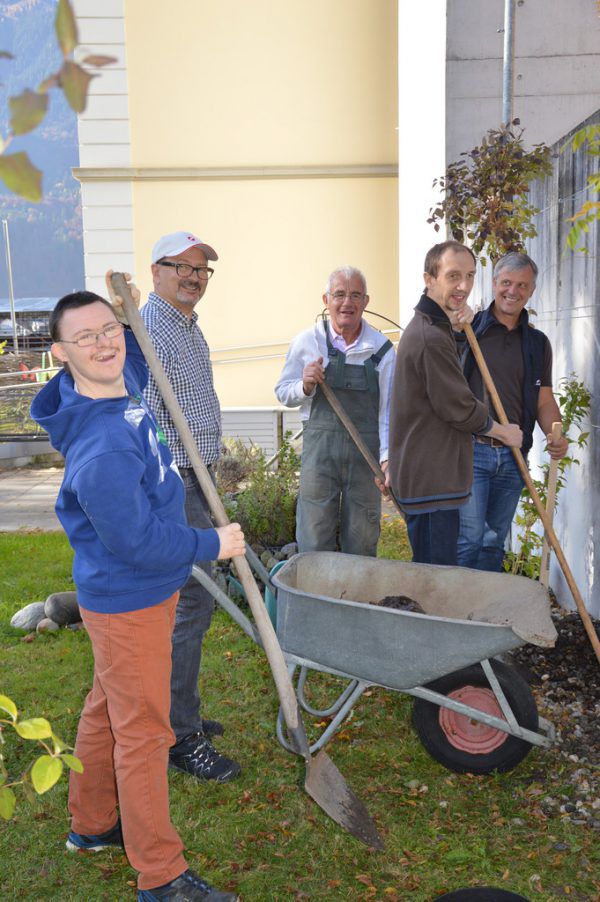Das Arbeiten bereitete Bankern und den Mitarbeitern der Bludenzer Werkstätte Spaß. Caritas Vorarlberg